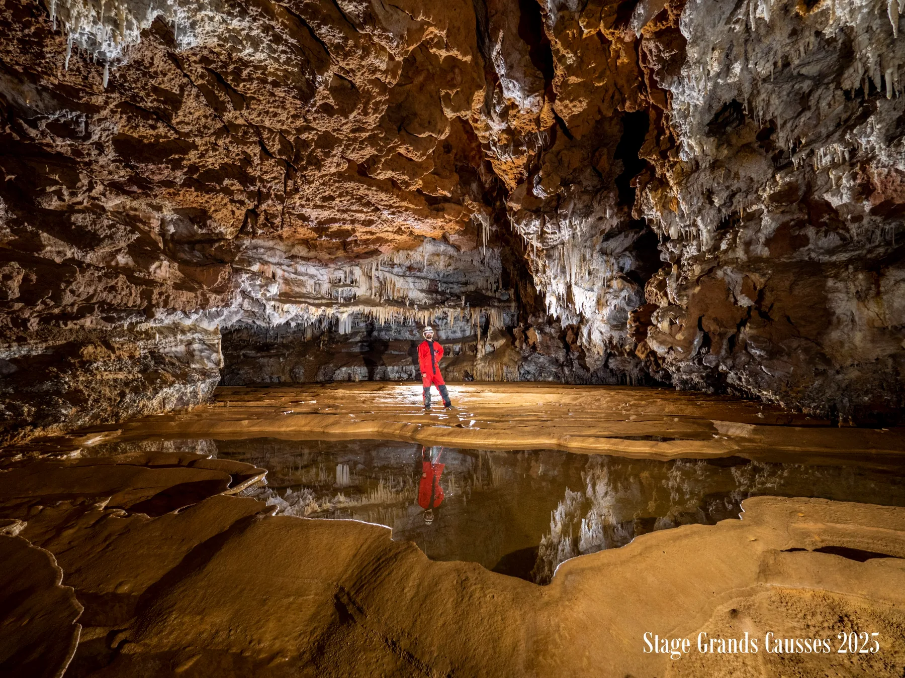 Salle concrétionnée et miroir d’eau dans la Grotte de la Verrière